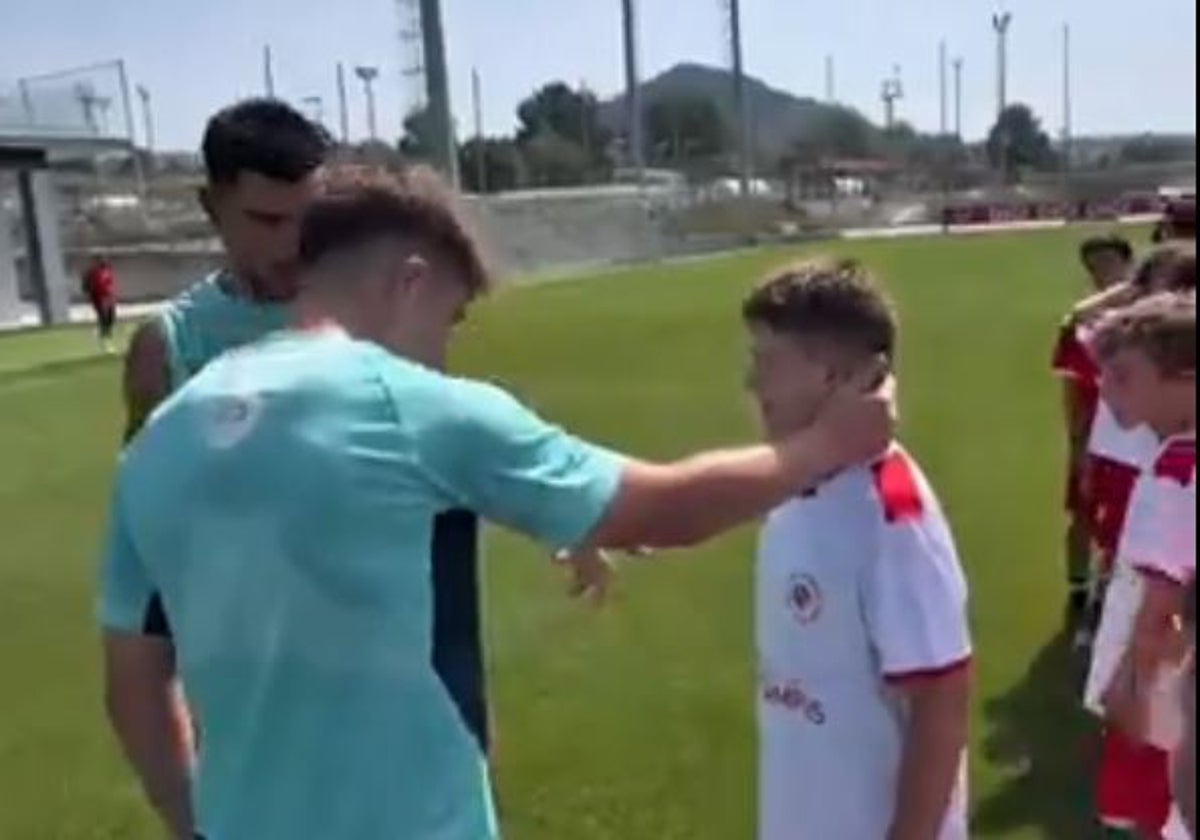 El pequeño Pedro, la enciclopedia del fútbol, vuelve a sorprender a los jugadores del Athletic: «¿Te lo sabes?»